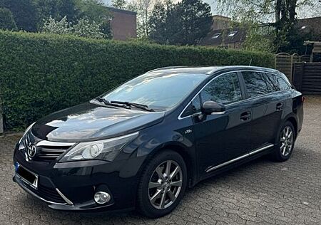 Toyota Avensis Combi 2,2-l-D-4D Automatik Executive...