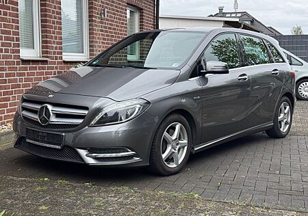 Mercedes-Benz B 180 *Bi-Xenon*Navi*Sitz-HZ*PDC*1.Hand*