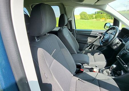 VW Caddy Volkswagen 2,0TDI 110kW BMT DSG Alltrack 5-Sitzer...