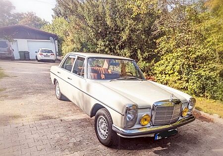 Mercedes-Benz C 220 /8 W115 Oldtimer Top gepflegt