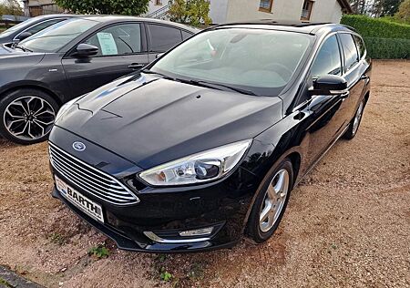 Ford Focus Turnier Titanium, Navi, AHK, Bi-Xenon,Wi.P