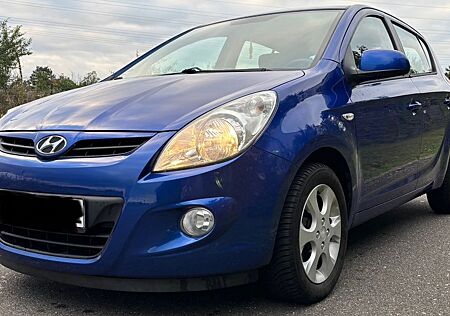 Hyundai i20 1.4 Style TÜV bis 02/27/Service NEU/SHZ