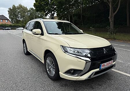 Mitsubishi Outlander 2.4 PLUG-IN HYBR 4WD Keyless Go-Folirt