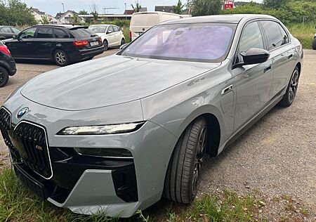 BMW M760e xDrive MSport Cinema B&W SKY