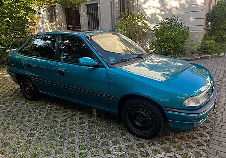 Opel Astra 1.6 16V CDX