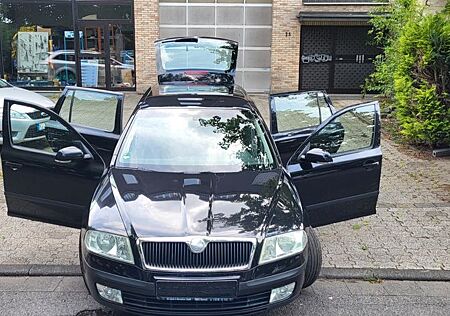 Skoda Octavia 2.0 Combi Elegance . Mit Tüv.