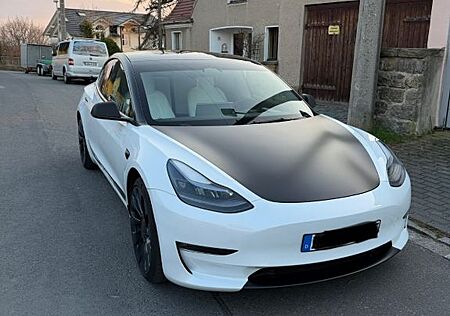 Tesla Model 3 Allradantrieb mit Dualmotor Performance