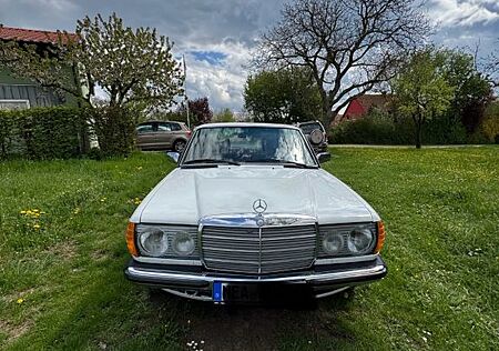 Mercedes-Benz 200 W123 Automatic Benziner