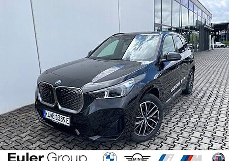 BMW iX1 eDrive 20 Sportpaket AD AHK-klappbar AHK El.