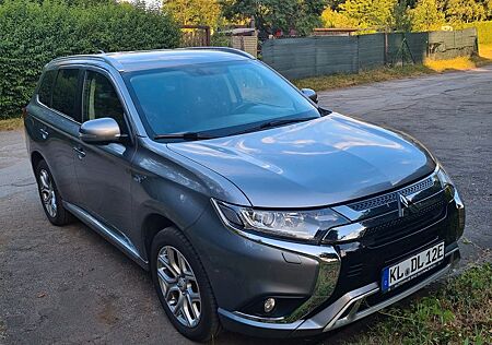 Mitsubishi Outlander 2.4 MIVEC PLUG-IN HYBRID 4WD Basis...