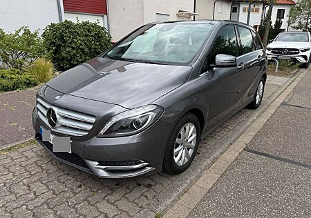 Mercedes-Benz B 200 - Automatik 1. Hand Xenon Panorama-Dach