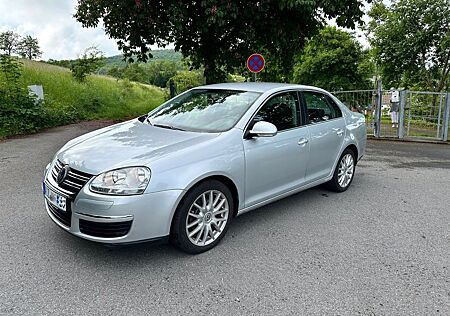 VW Jetta Volkswagen 1.6 AHK Sitzheizung Zahnriemen Neu