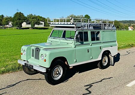 Land Rover Defender 109