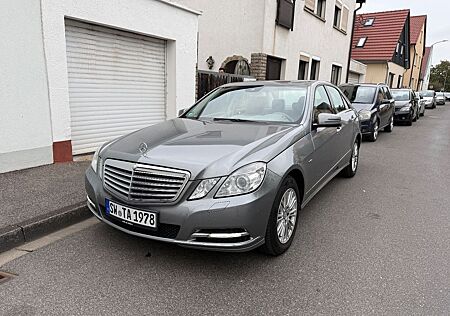 Mercedes-Benz E 220 CDI BlueEFFICIENCY S-Heft gepflegt
