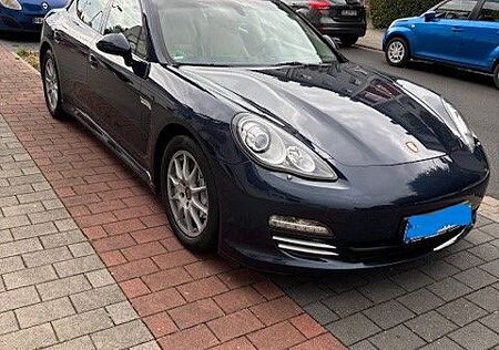 Porsche Panamera 4 -