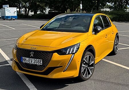Peugeot e-208 136 GT Pack Faro gelb