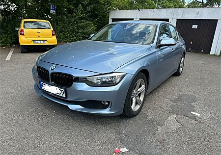 BMW 320i - Limo F30