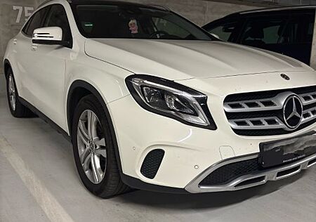 Mercedes-Benz GLA 220 d 4MATIC / 7G-DCT / Panoramadach