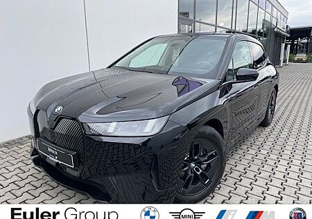 BMW iX xDrive 45 HUD AHK-klappbar AHK Navi Digitales