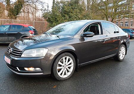 VW Passat Volkswagen Lim. Highline BlueMotion/Automatik/Leder