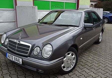 Mercedes-Benz E 320 Elegance Automatik Xenon SHZ 2 Hand W210