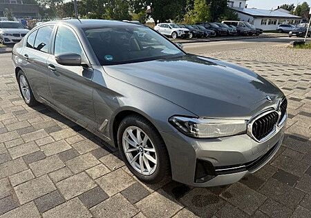 BMW 520d xDrive A LED Navi StandHzg LiveCockpit