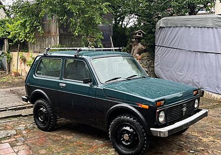 Lada Niva 4x4 inklusive Dachgepäckträger