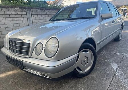 Mercedes-Benz E 200 Classic 2.0 Benzin