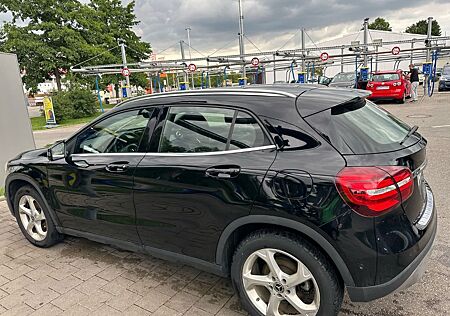 Mercedes-Benz GLA 200 -