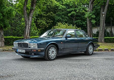 Jaguar XJ40 XJR rare manual in excellent condition