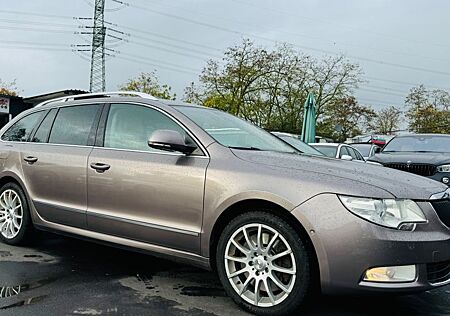 Skoda Superb Combi Elegance 4x4 Automatik Navi Xenon