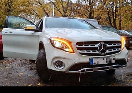 Mercedes-Benz GLA 250 4MATIC DCT -
