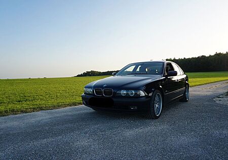 BMW 540i 6-Gang Schalter orientblau-metallic