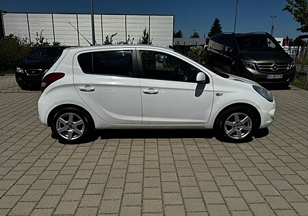 Hyundai i20 Comfort 101PS AUTOMATIK / TÜV 03-2027