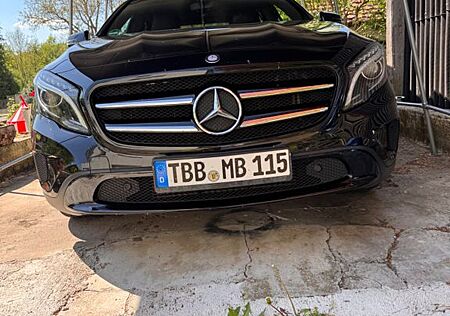 Mercedes-Benz GLA 200 -