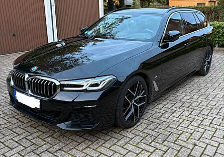 BMW 540i xDrive Touring 8-Fach Bereifung/Garantie