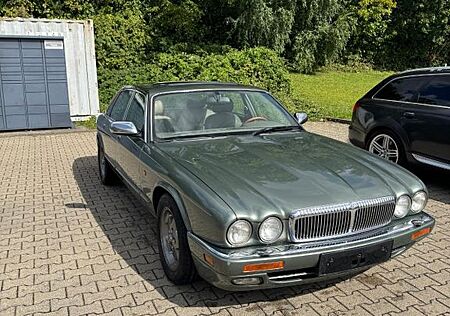 Jaguar Daimler Six (X300) 4.0L