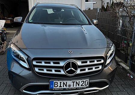 Mercedes-Benz GLA 180 DCT -