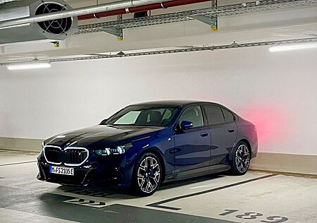 BMW i5 eDrive40 - B&W, Level 2+, Garantie 04/27