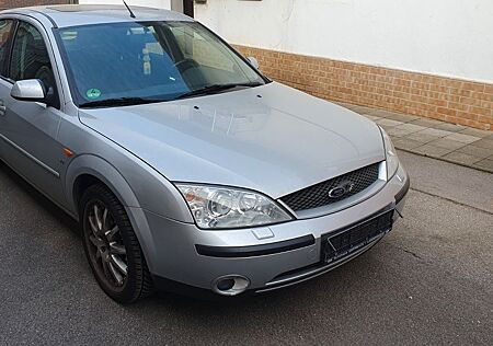 Ford Mondeo 2.5 V6.