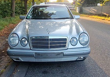 Mercedes-Benz E 240 ELEGANCE.