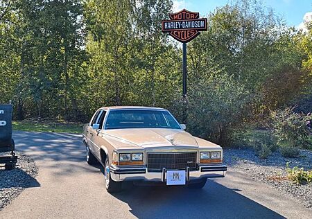 Cadillac Fleetwood Brougham d' Elegance mit V8 Motor