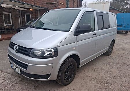 VW T5 Kombi Volkswagen 2.0 TDI, isoliert