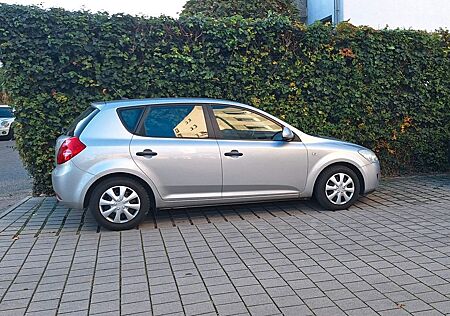 Kia Cee'd 1,4 16 V Kundenservice Scheckheftgepflegt