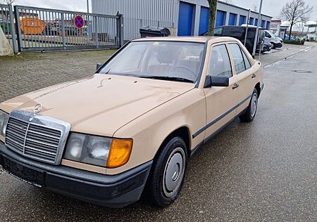 Mercedes-Benz 200 D oldtimer mit H-Kennzeichen TÜV & SERVICE