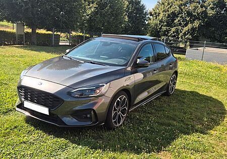 Ford Focus ST-Line, 182PS, TÜV neu, 8-fach bereift