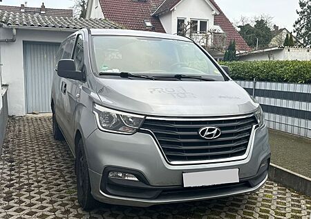 Hyundai H-1 Starex transporter