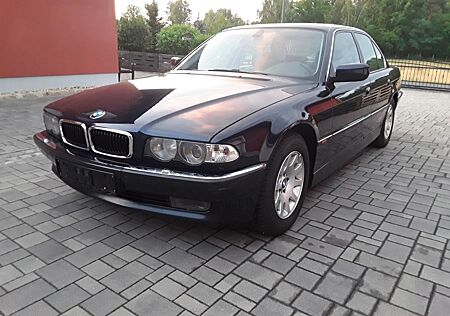 BMW 740i , wenig km, lückenl Scheckh, sehr gepflegt.
