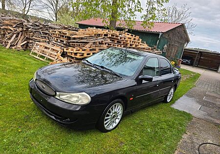 Ford Mondeo ST200