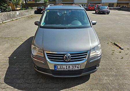 VW Touran Volkswagen 2.0 TDI 103kW DPF - 7Sitzer